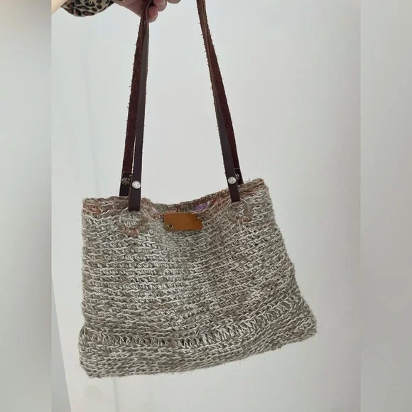 Hand knit crochet shoulder bag floral interior leather strap excellent condition - Picture 8 of 9